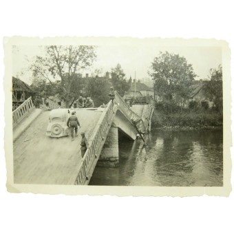 Pont avec voiture explosée Wehrmacht sur elle. Espenlaub militaria